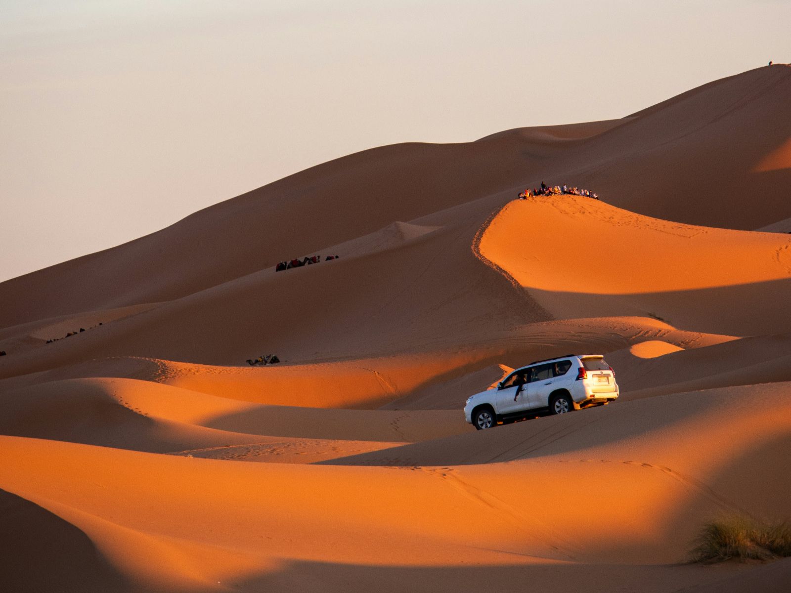 Rondreis Marokko, Merzouga, Excursie 4x4 Avontuur, auto in de woestijn