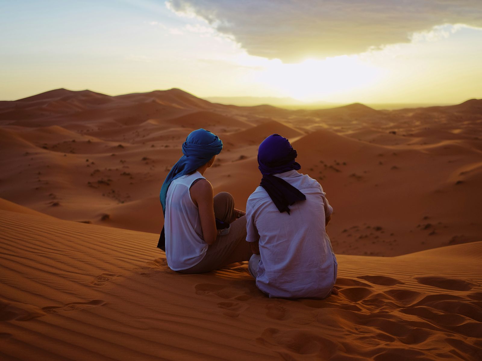 Rondreis Marokko, Merzouga, Excursie 4x4 Avontuur, twee mensen in de woestijn