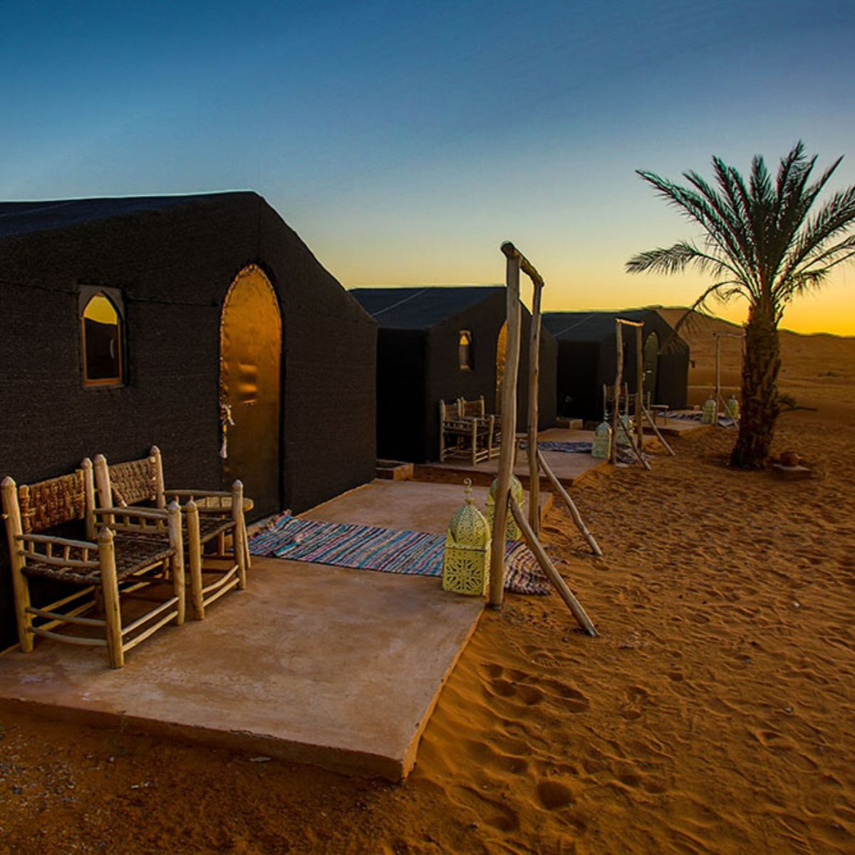 Rondreis-Marokko-Merzouga-Riad-Madu-Delux-Camp-zijaanzicht-buitenkant-van-de-tenten