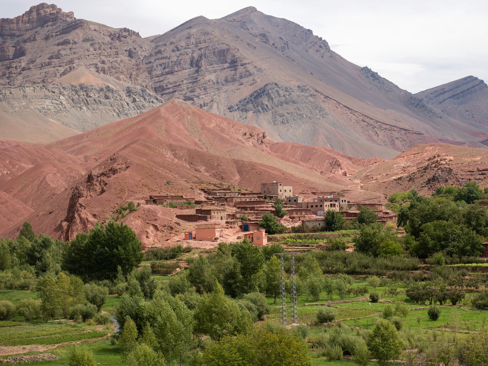 Rondreis Marokko, Ouarzazate, dorp tegen de bergen