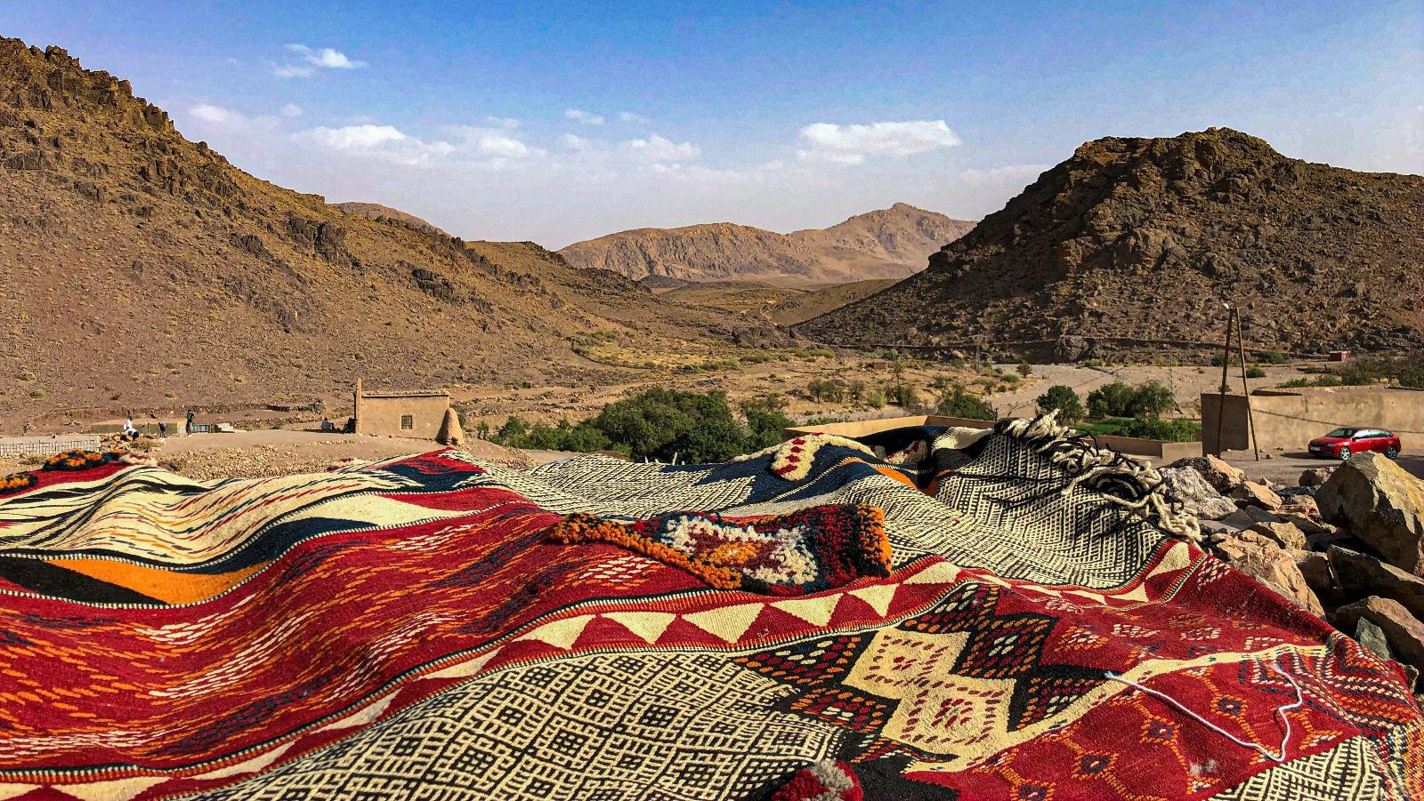 Rondreis Marokko, Ouarzazate, gekleurde kleden