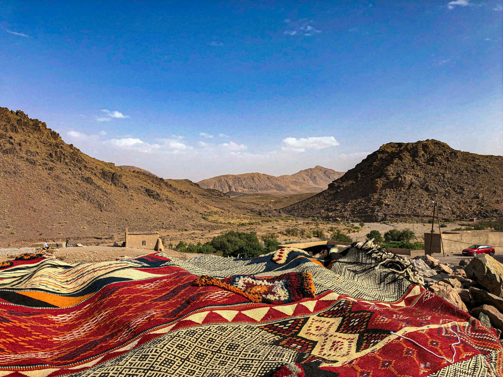 Rondreis Marokko, Ouarzazate, gekleurde kleden