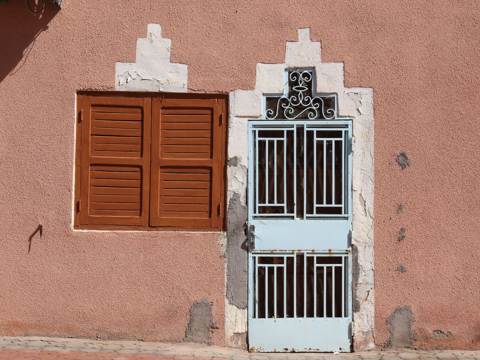 Rondreis Marokko, Ouarzazate, gevel van gebouw