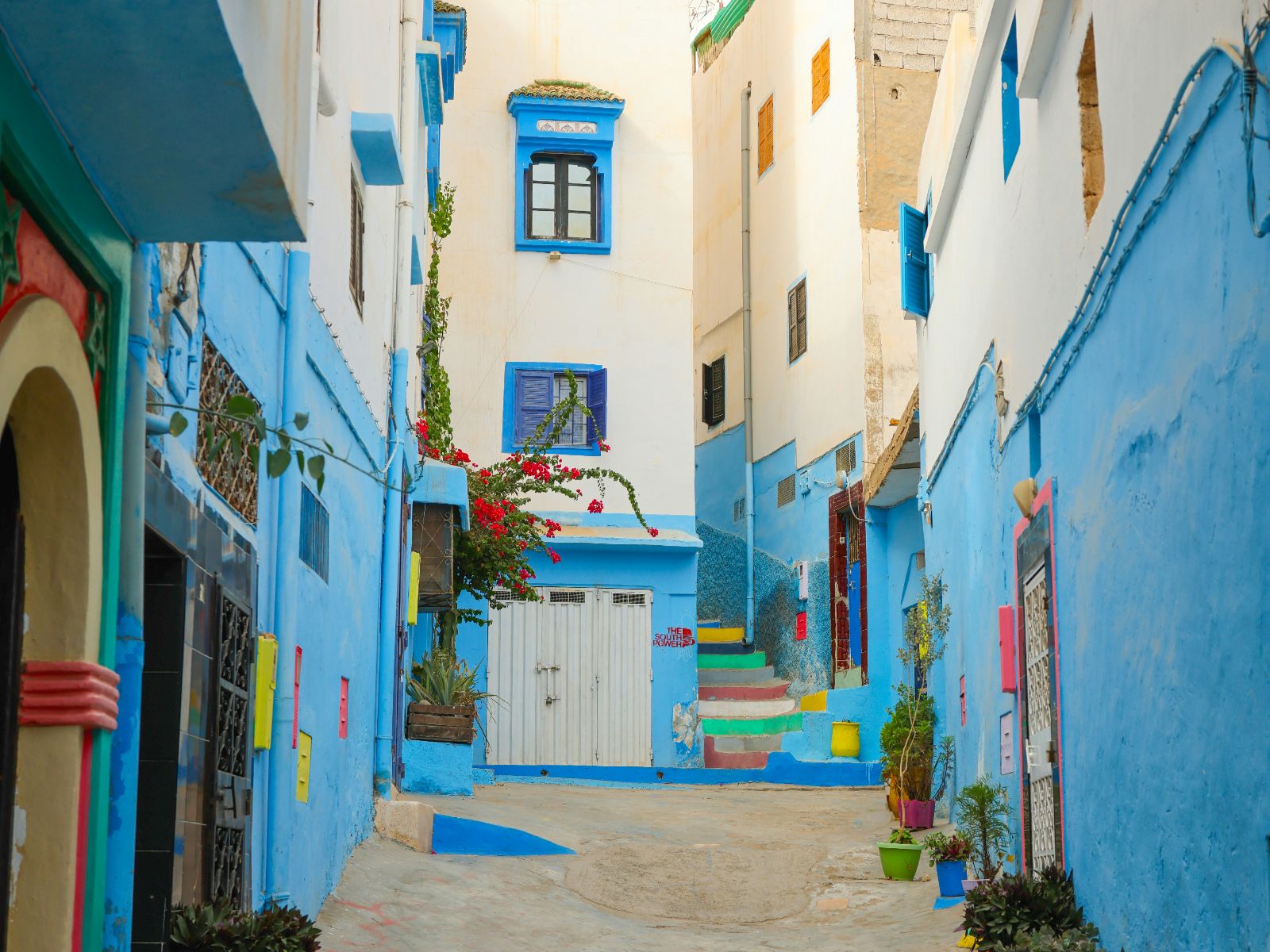Rondreis Marokko, Taghazout, kleurrijke steeg