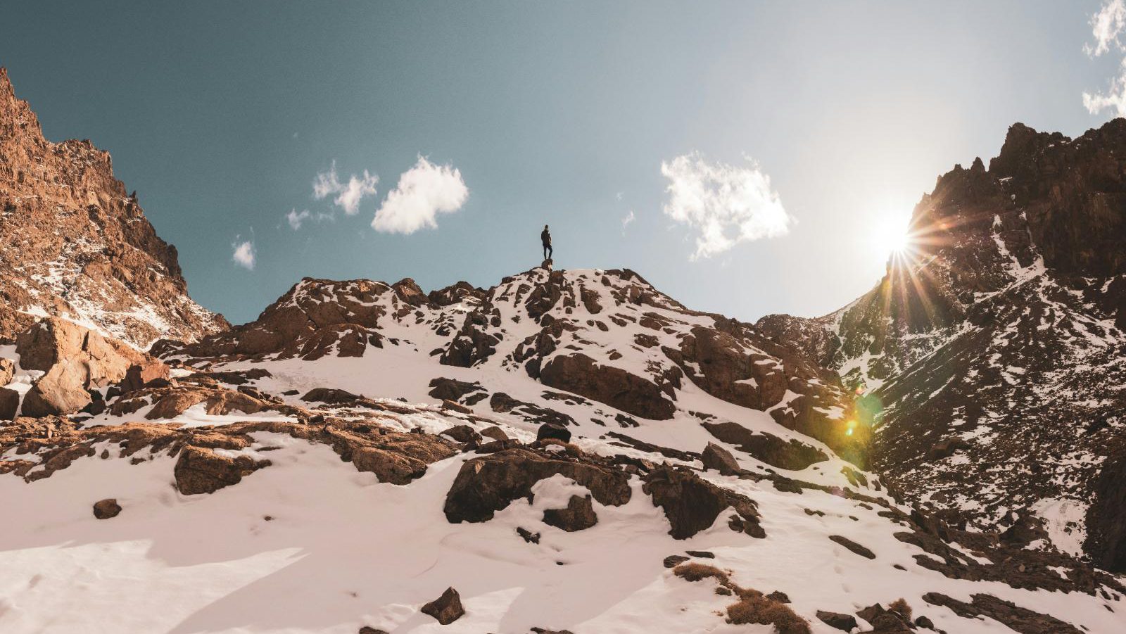 Rondreis Marokko, Tizi Oussem en Toubkal, wandelaar in sneeuw