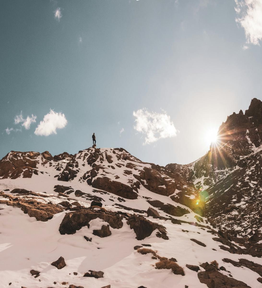 Rondreis Marokko, Tizi Oussem en Toubkal, wandelaar in sneeuw