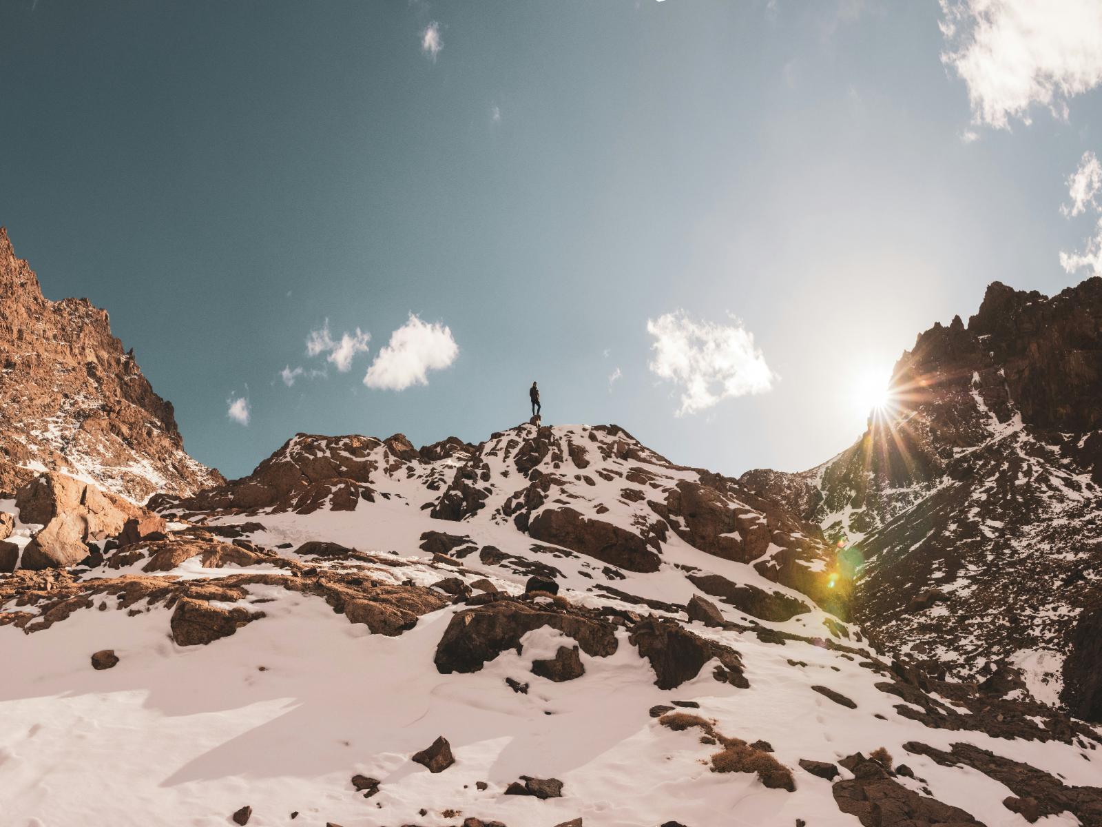 Rondreis Marokko, Tizi Oussem en Toubkal, wandelaar in sneeuw