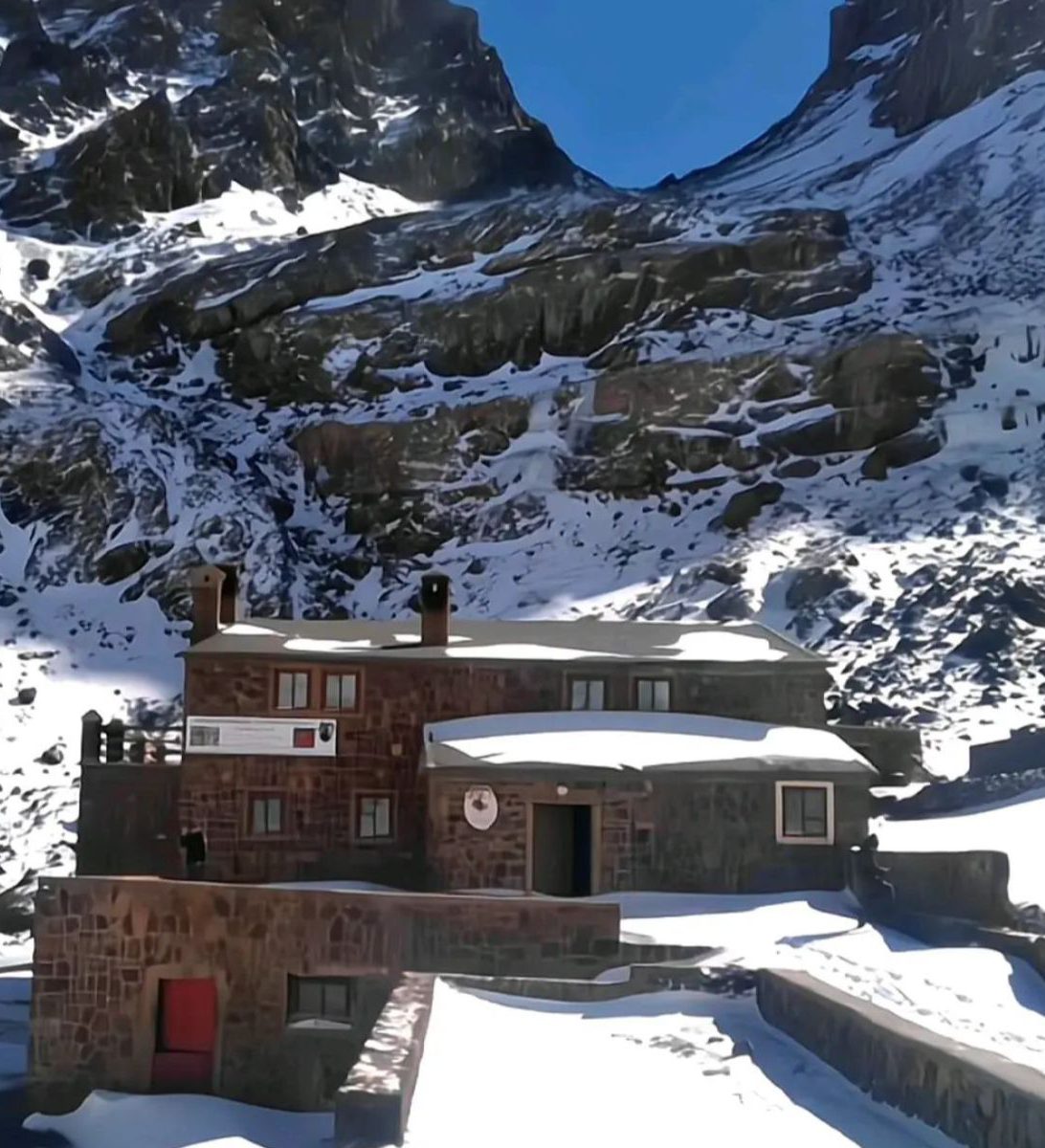 Rondreis Marokko, Toubkal Trekking, Refuge du Toubkal Les Mouflons, buitenaanzicht en bergen
