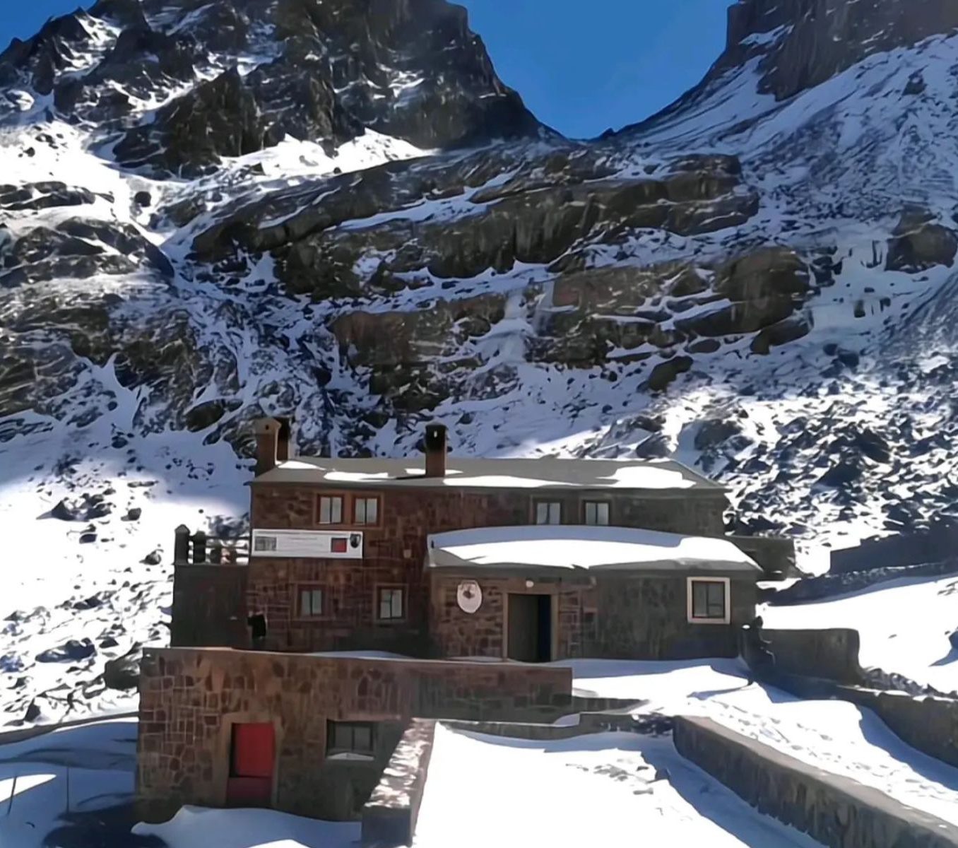 Rondreis Marokko, Toubkal Trekking, Refuge du Toubkal Les Mouflons, buitenaanzicht en bergen