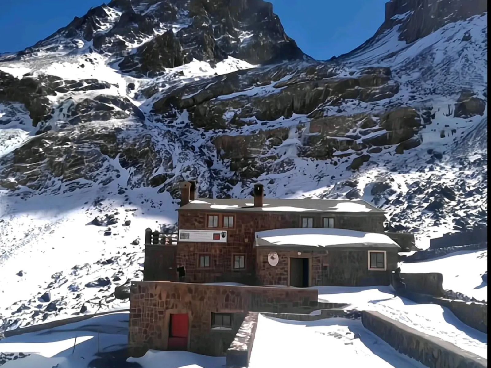 Rondreis Marokko, Toubkal Trekking, Refuge du Toubkal Les Mouflons, buitenaanzicht en bergen