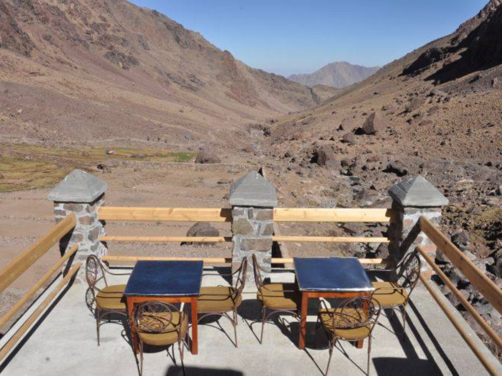 Rondreis Marokko, Toubkal Trekking, Refuge du Toubkal Les Mouflons, buitenterras