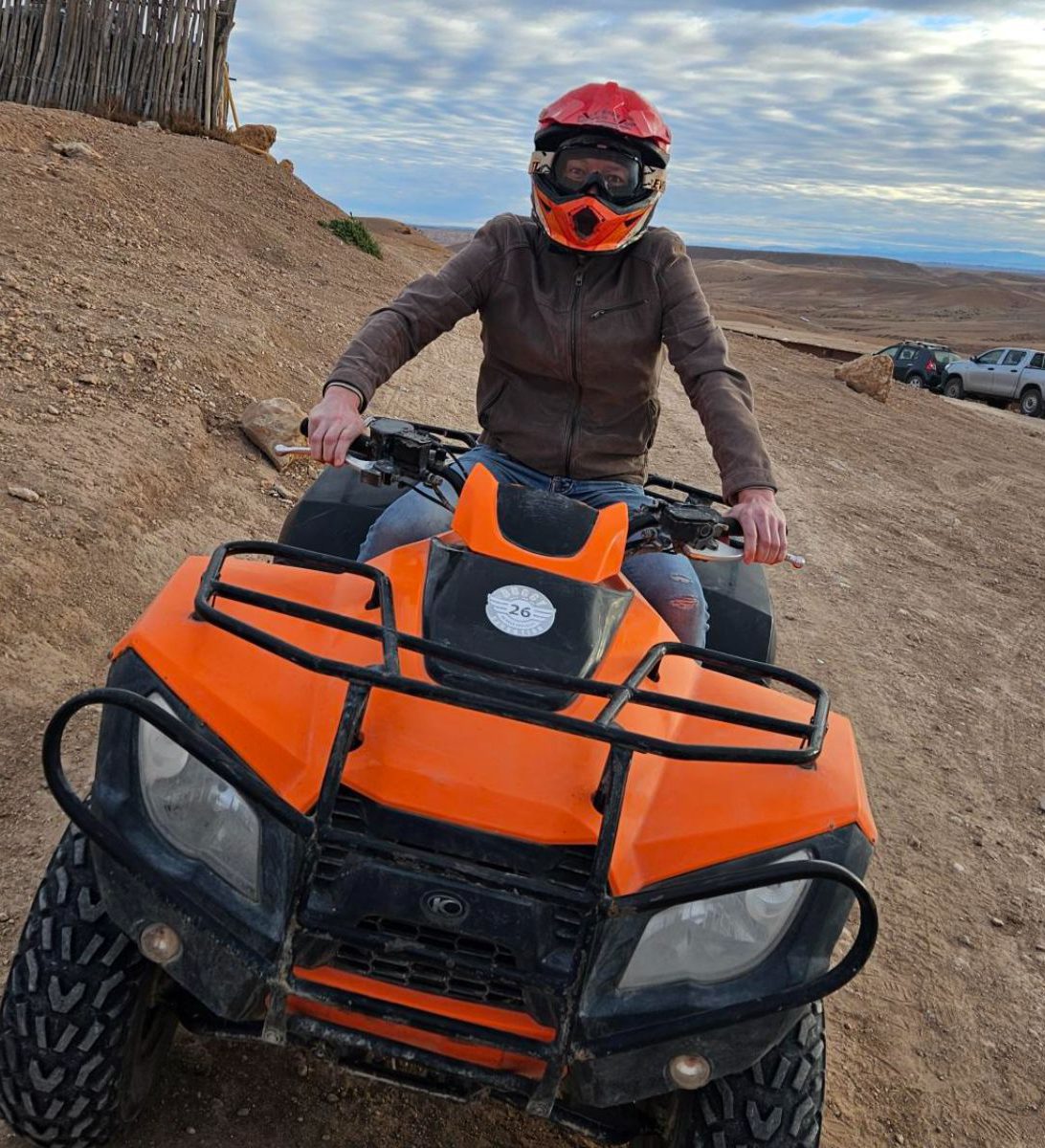 Rondreis Marokko, Zagora, excursie Quad avontuur, vrouw op Quad bike