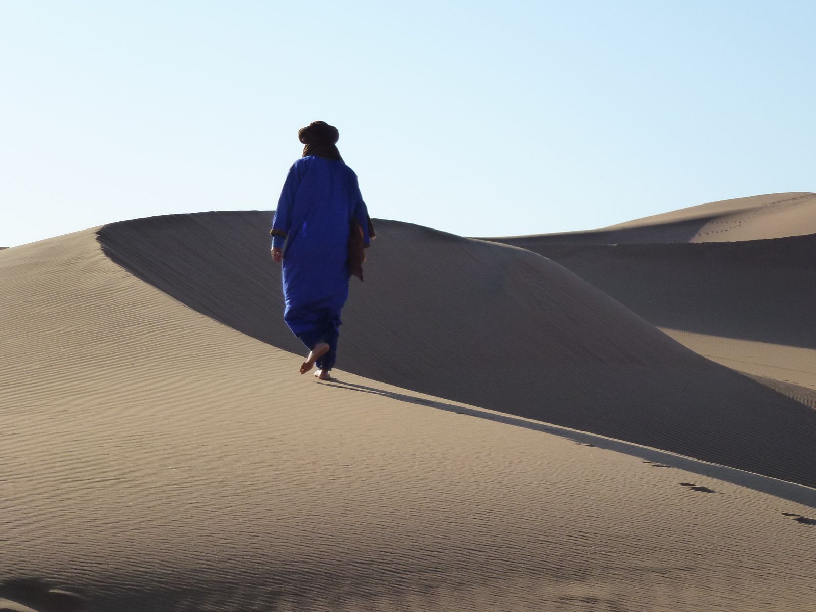 Rondreis Marokko, Zagora, man in de woestijn