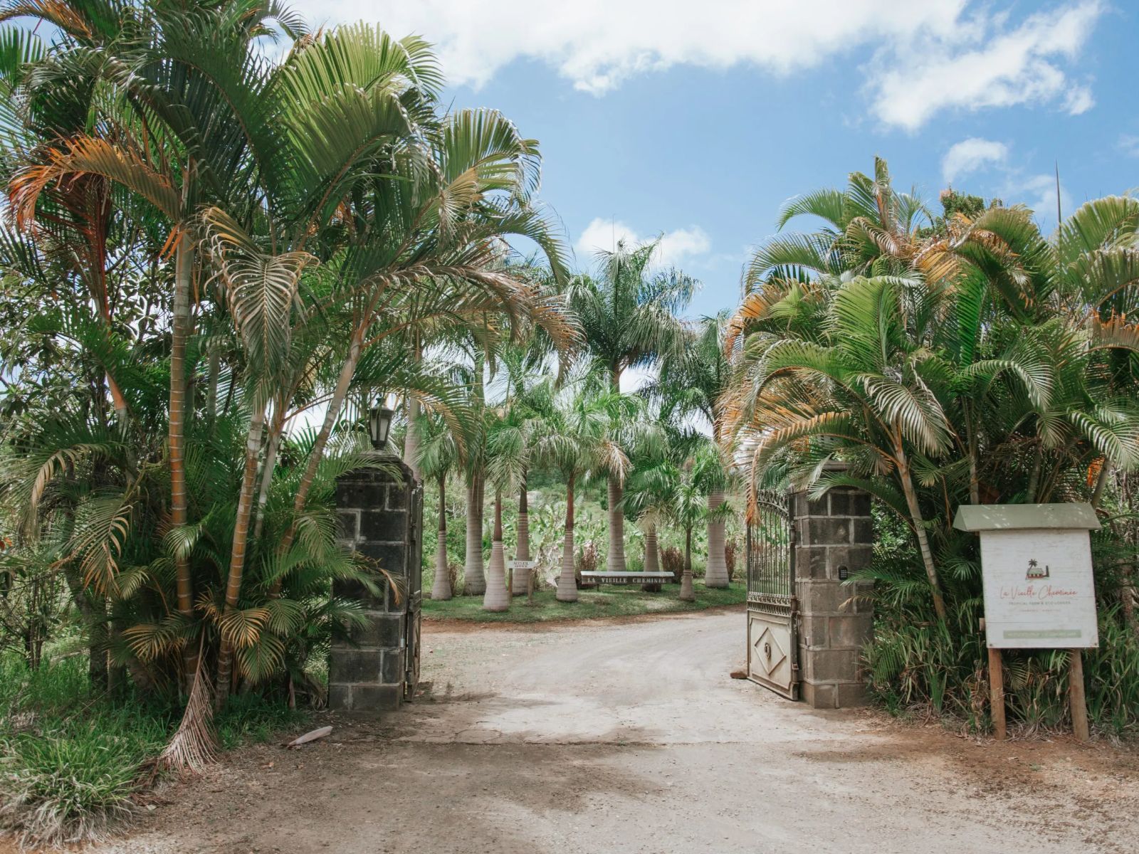 Rondreis Mauritius, Chamarel, La Vieille Cheminee, ingang oprit