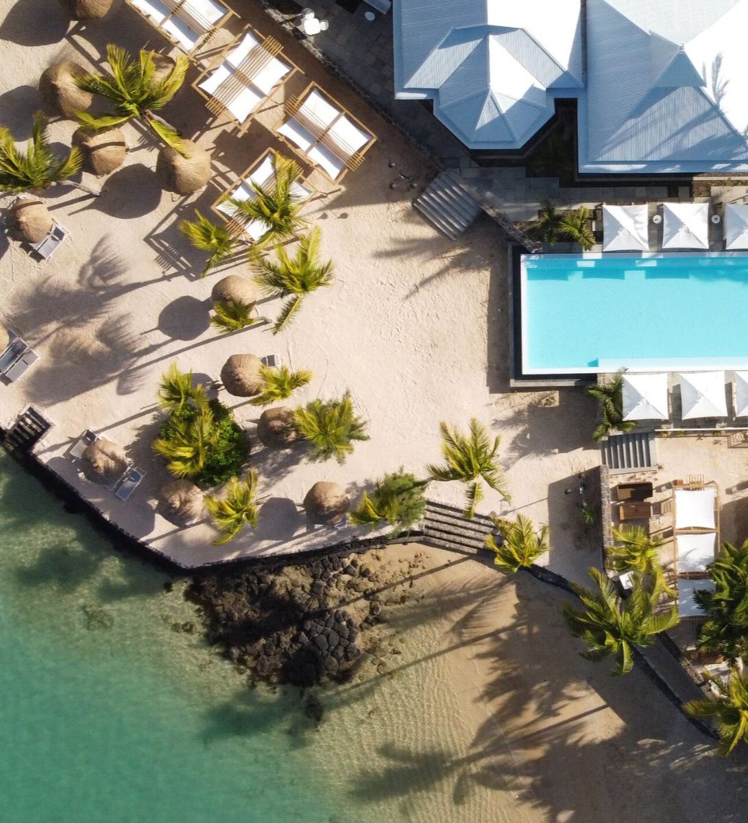 Rondreis Mauritius, Grand Baie, Veranda Grand Baie, bovenaanzicht zwembad en kust