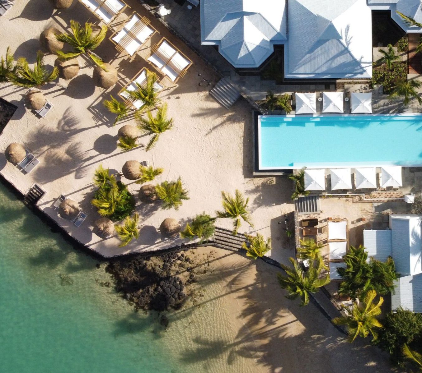 Rondreis Mauritius, Grand Baie, Veranda Grand Baie, bovenaanzicht zwembad en kust