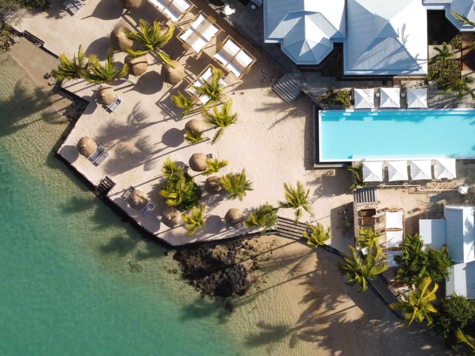 Rondreis Mauritius, Grand Baie, Veranda Grand Baie, bovenaanzicht zwembad en kust