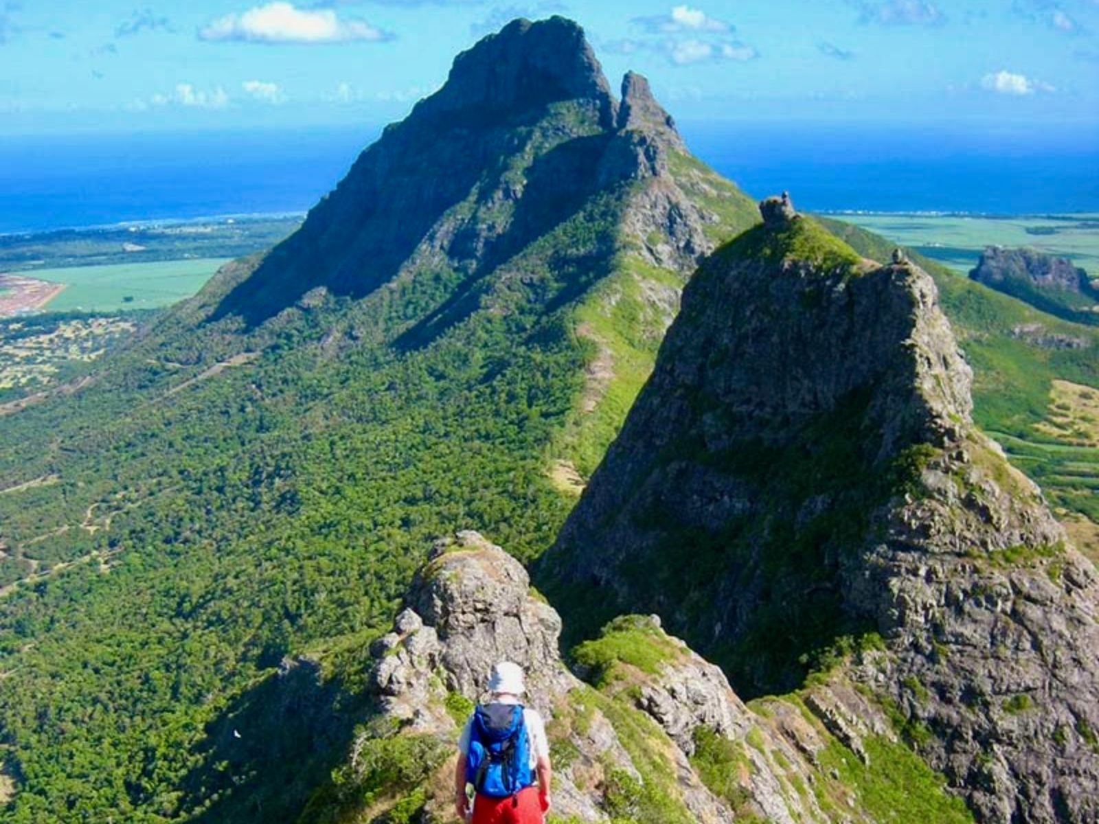 Rondreis Mauritius, Hiken op Mauritius, hiker bovenop Trois Mamelles