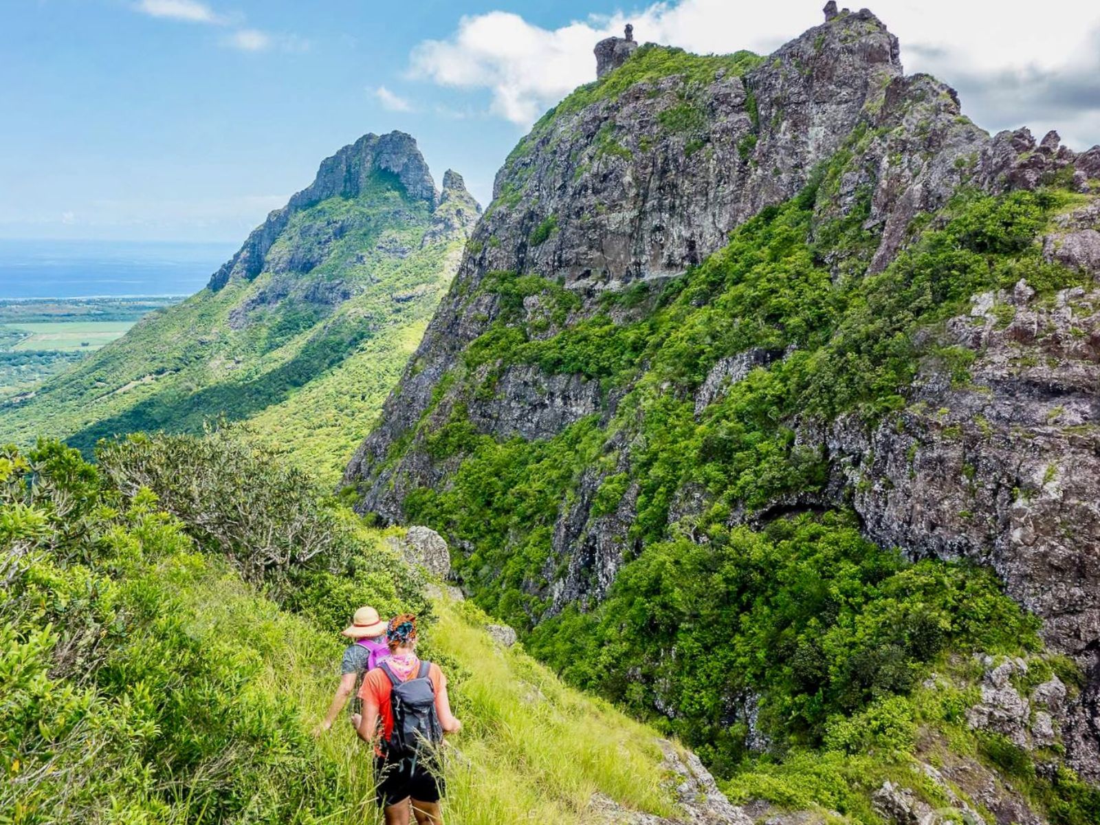 Rondreis Mauritius, Hiken op Mauritius, twee hikers bij Trois Mamelles