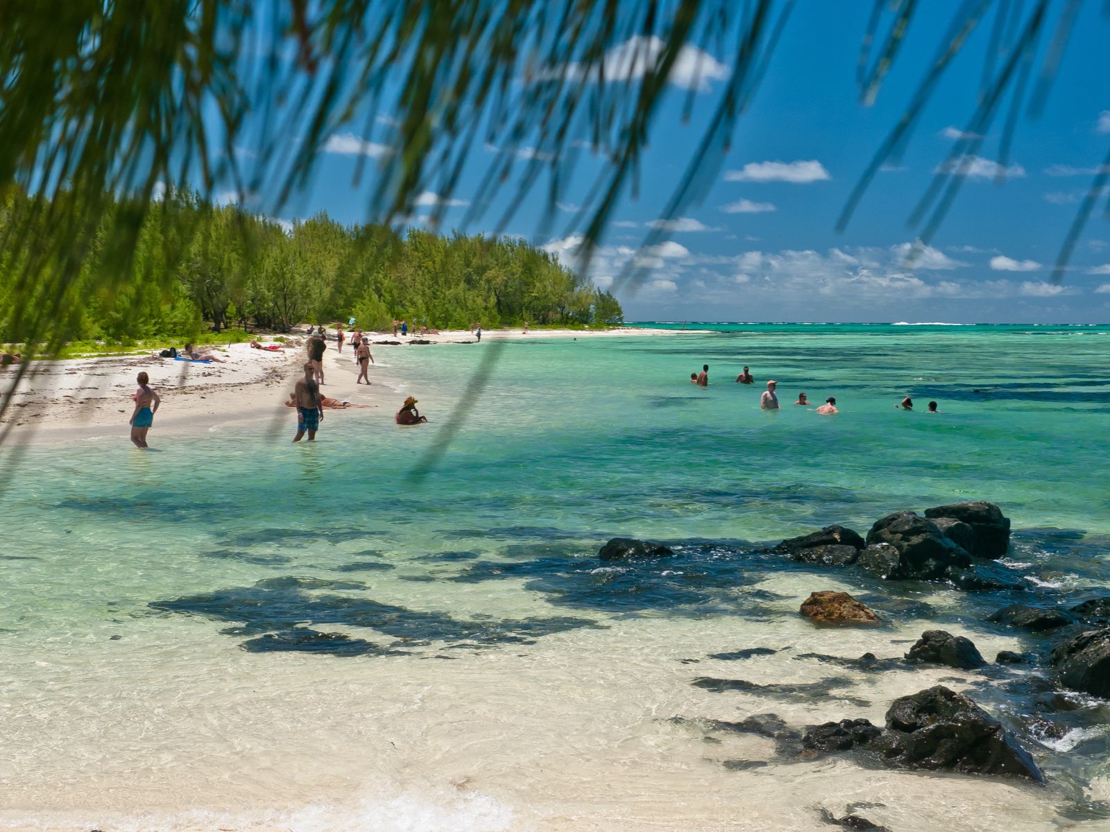 Rondreis Mauritius, Ile aux Cerfs, mensen op het strand