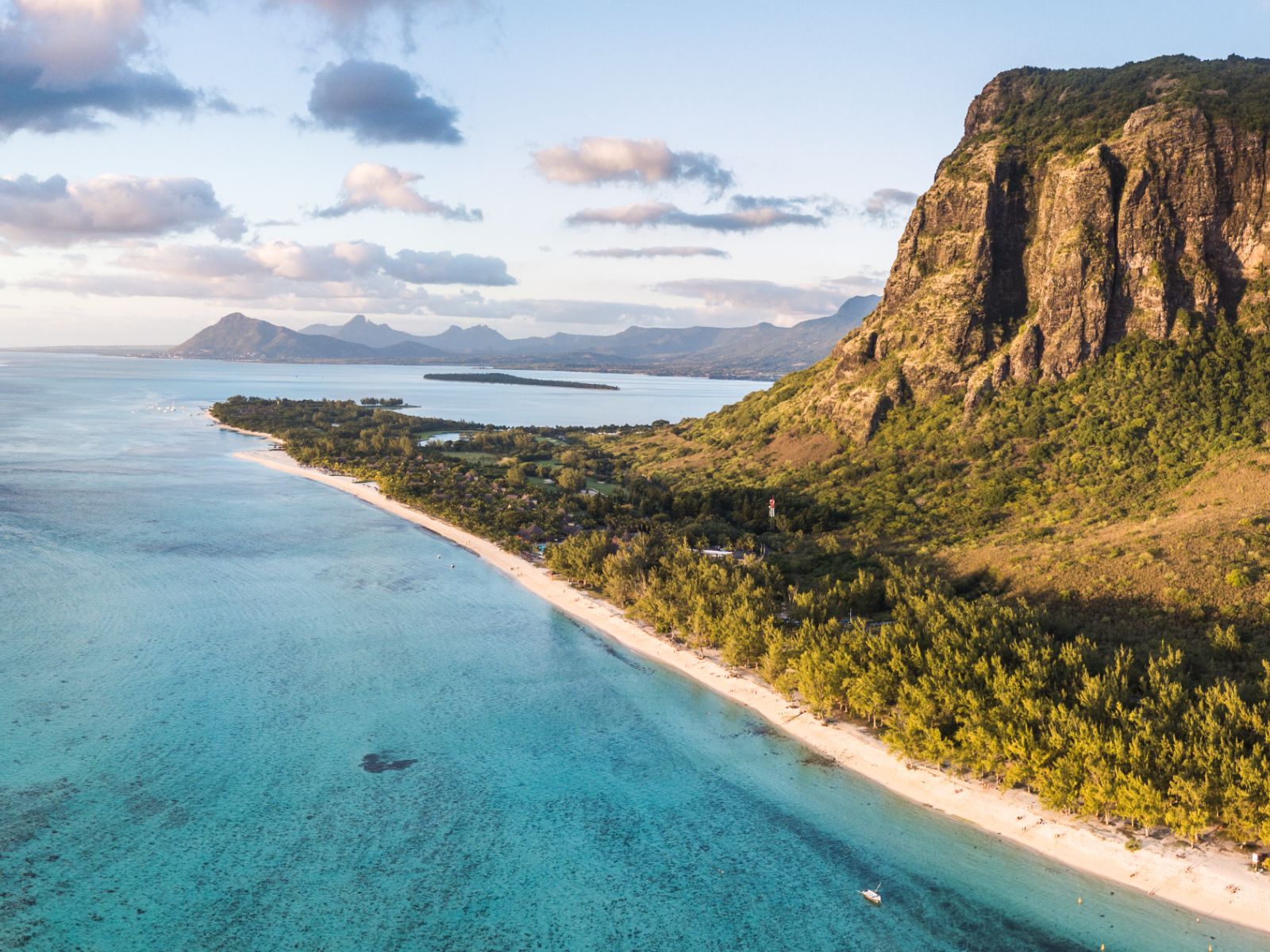 Rondreis Mauritius, Le Morne, berg, strand en zee, MTPA