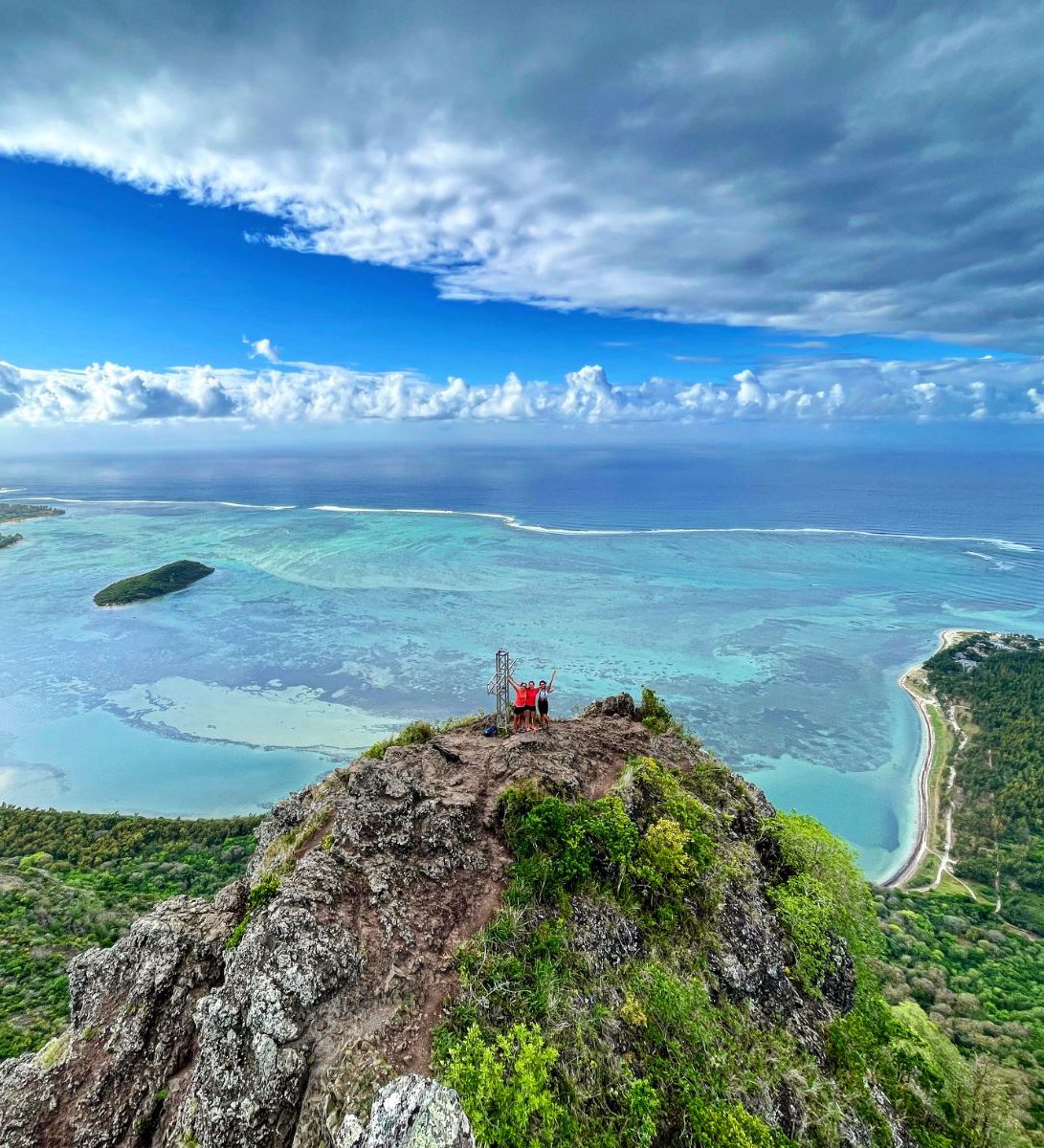 Rondreis Mauritius, Le Morne, drie hikers bovenaan de berg, MTPA