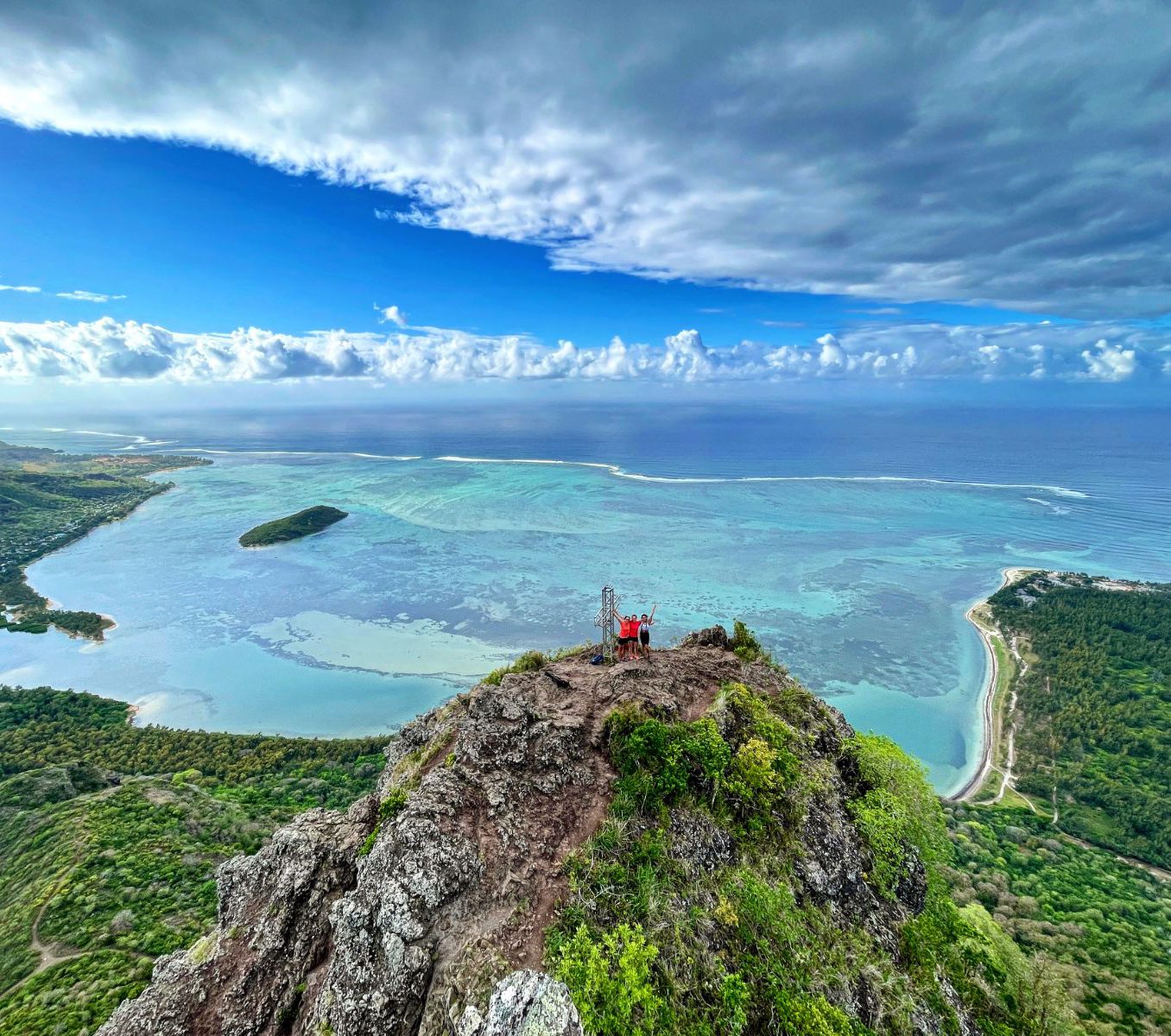 Rondreis Mauritius, Le Morne, drie hikers bovenaan de berg, MTPA