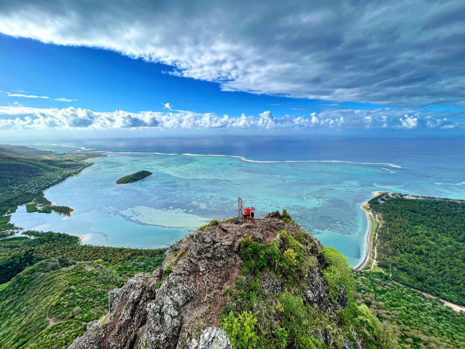 Rondreis Mauritius, Le Morne, drie hikers bovenaan de berg, MTPA