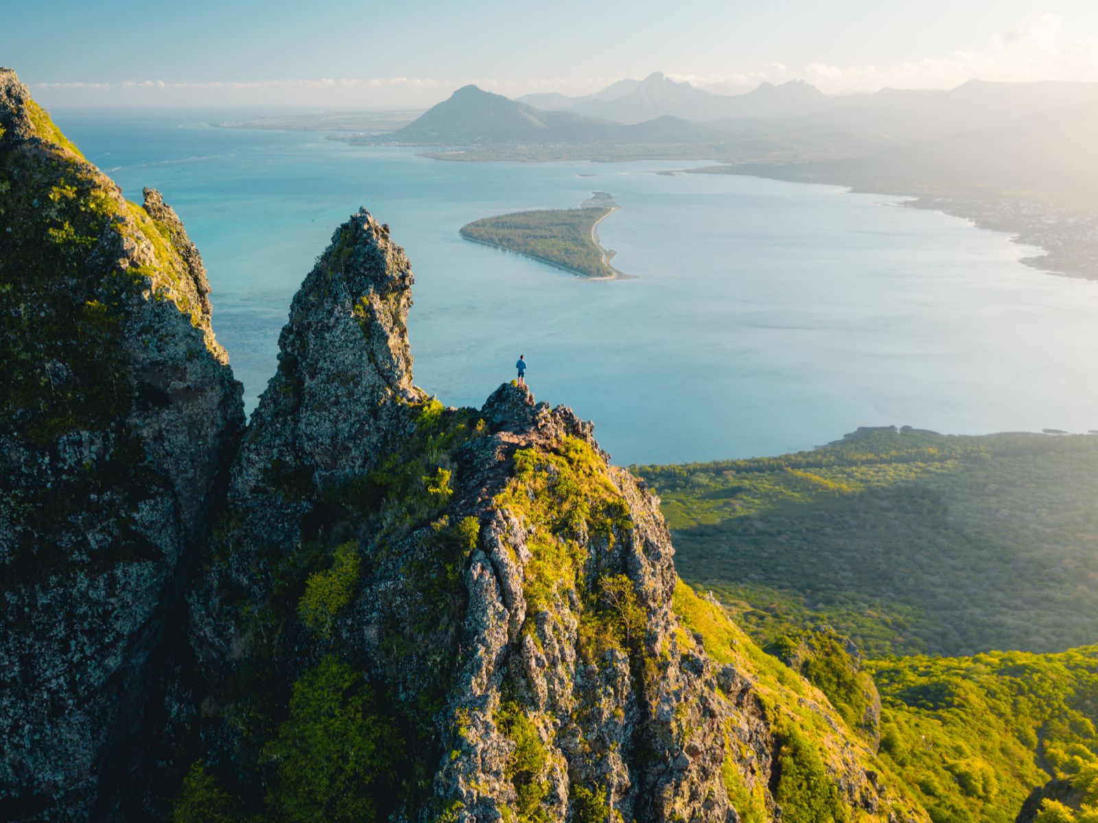 Rondreis Mauritius, Le Morne, hiker aan de top van de berg, MTPA