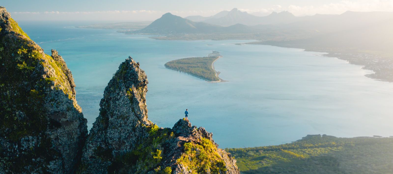 Rondreis Mauritius, Le Morne, hiker aan de top van de berg, MTPA