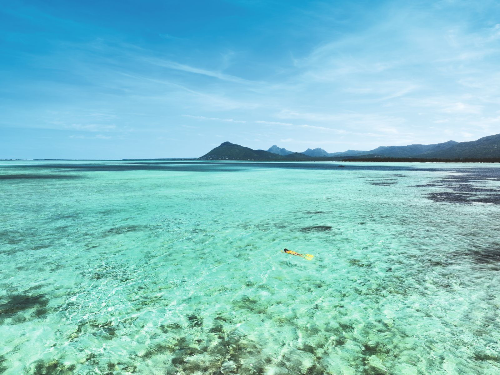 Rondreis Mauritius, Le Morne, zwemmer in een lagune, MTPA