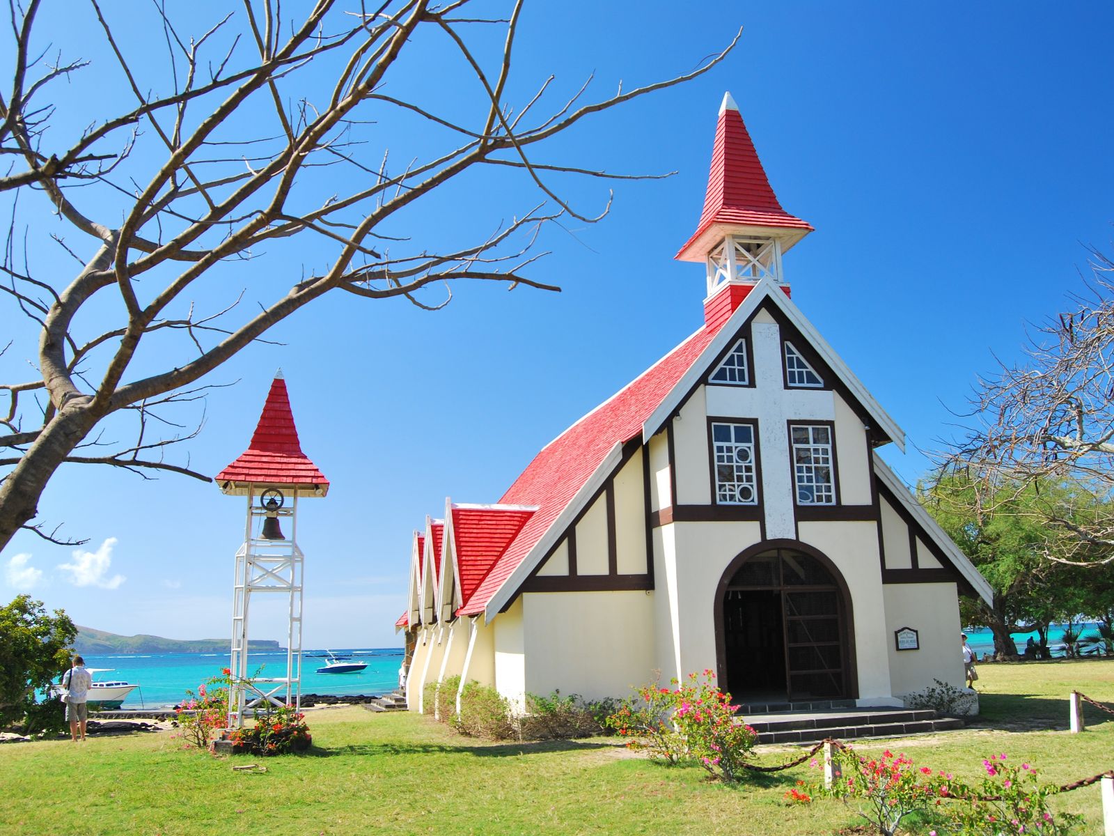 Rondreis Mauritius, Noordkust, Cap Malheureux, Rode kapel met beltoren buitenaanzicht