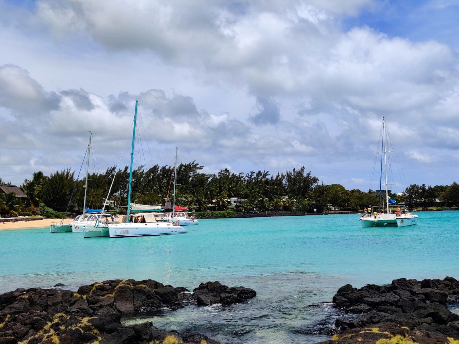Rondreis Mauritius, Noordkust, Grand Baie, Boten op het water in baai