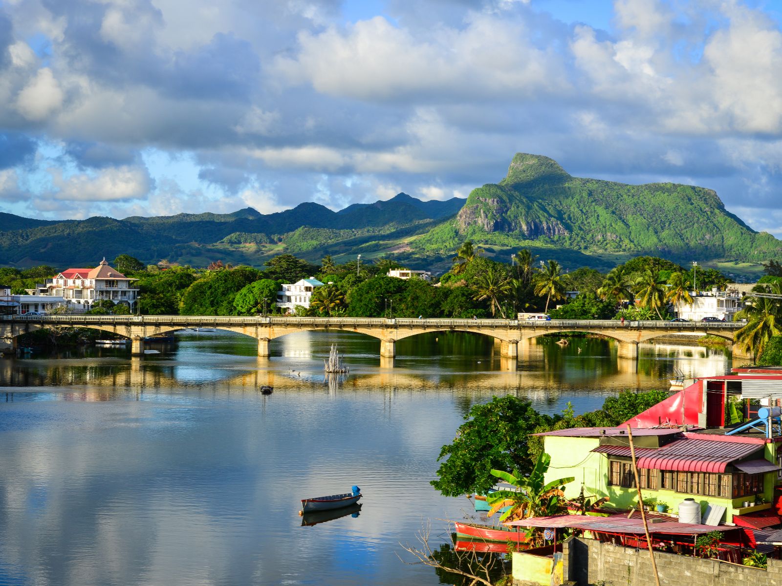Rondreis Mauritius, Oostkust Mauritius, brug in Mahebourg, iStock