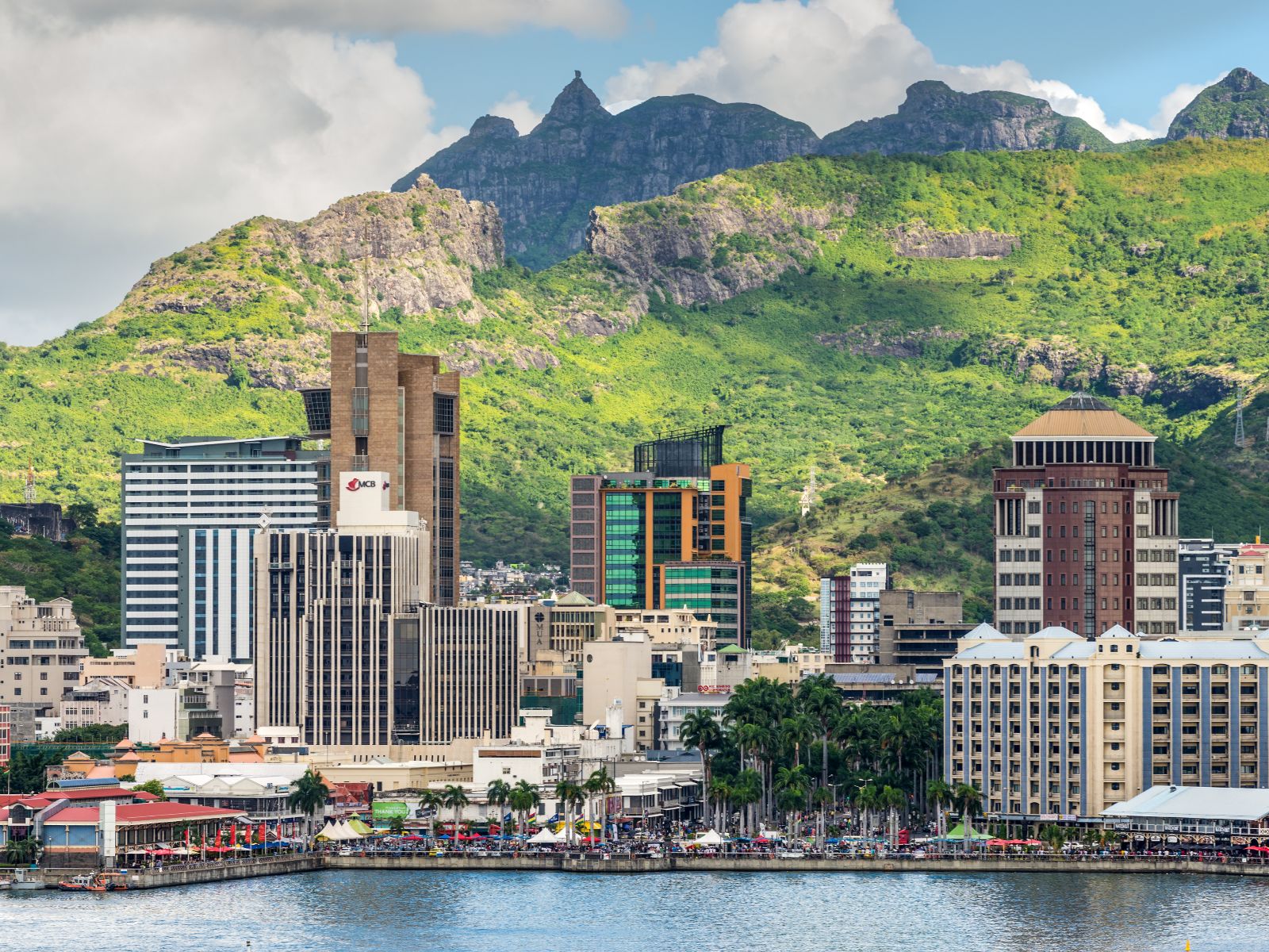Rondreis Mauritius, Port Louis, stad met bergen, iStock