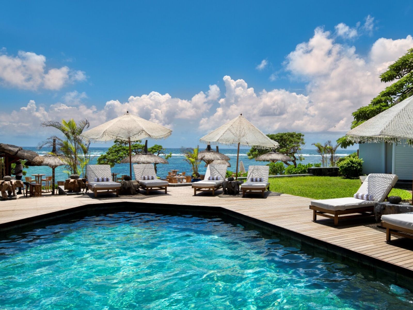 Rondreis Mauritius, Poste Lafayette, La Maison d'Ete Boutique Hotel, ligbedjes aan het zwembad