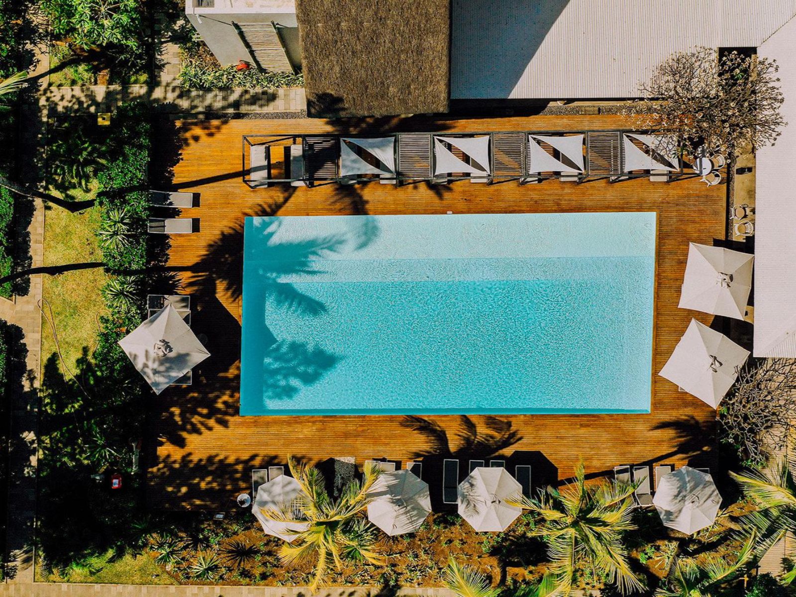 Rondreis Mauritius, Tamarin, Veranda Tamarin Hotel & Spa, bovenaanzicht zwembad