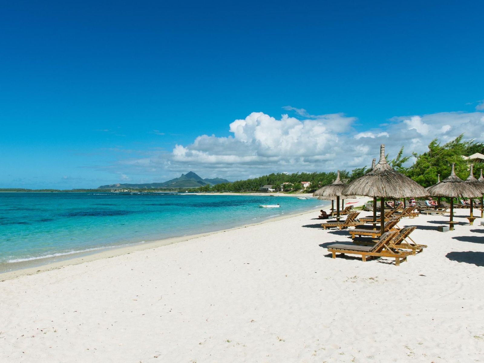 Rondreis Mauritius, Trou D’Eau Douce, Friday Attitude, ligbedjes op het strand