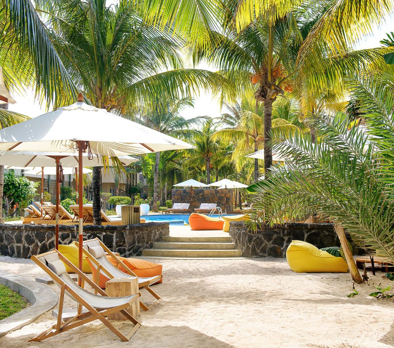 Rondreis Mauritius, Trou D’Eau Douce, Friday Attitude, zwembad met palmbomen