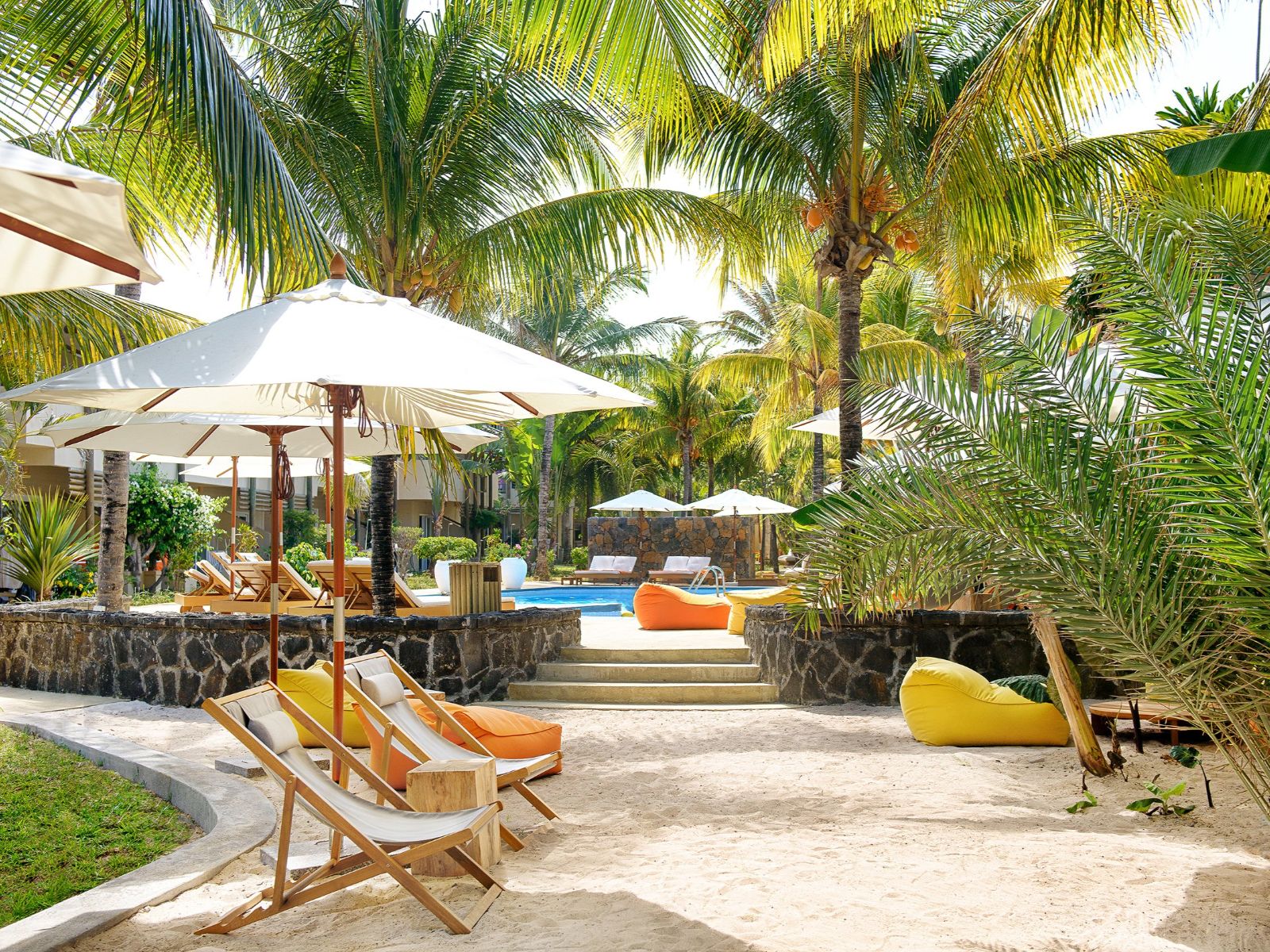 Rondreis Mauritius, Trou D’Eau Douce, Friday Attitude, zwembad met palmbomen