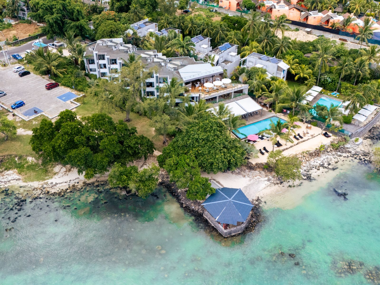 Rondreis Mauritius, Trou aux Biches, Mystik Lifestyle Boutique Hotel, bovenaanzicht terrein