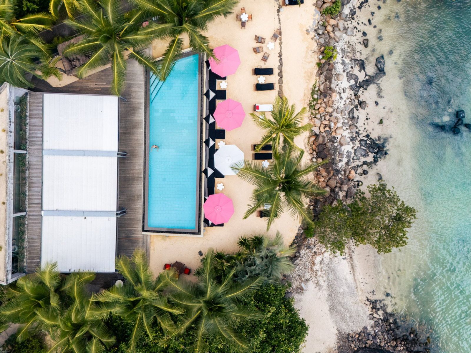 Rondreis Mauritius, Trou aux Biches, Mystik Lifestyle Boutique Hotel, bovenaanzicht zwembad
