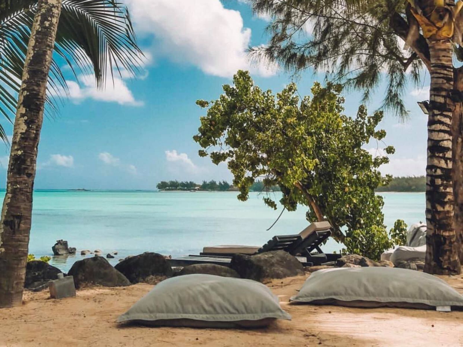 Rondreis Mauritius, Trou aux Biches, Mystik Lifestyle Boutique Hotel, zitzakken aan zee