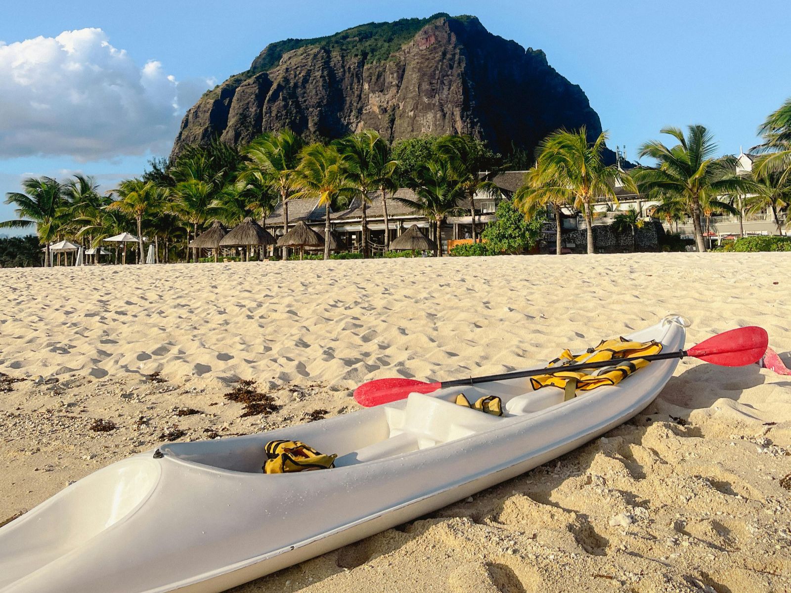 Rondreis Mauritius, Westkust, Le Morne Brabant, Kayak op het strand