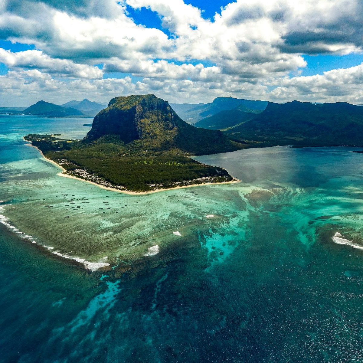 Rondreis-Mauritius-Westkust-Le-Morne-onderwater-waterval-aspect-ratio-282-282