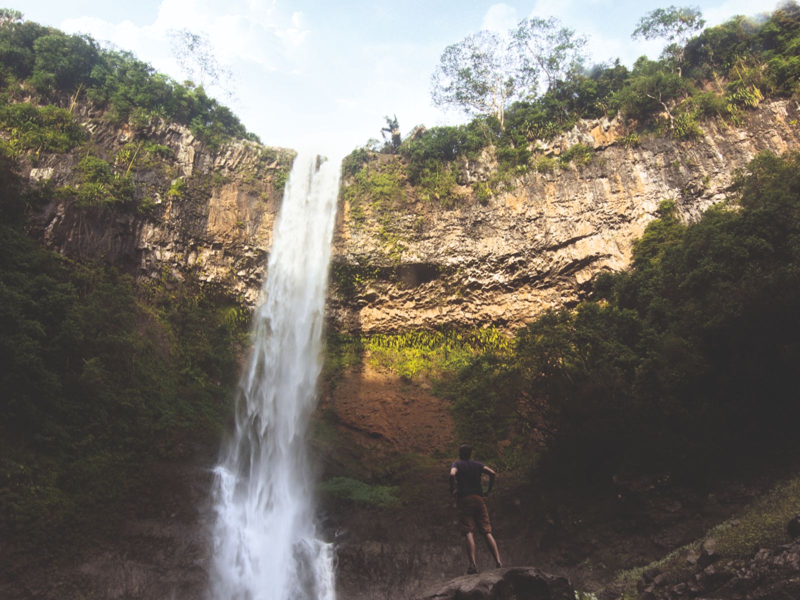 Rondreis Mauritius, hiker onderaan chamarel waterval, MTPA