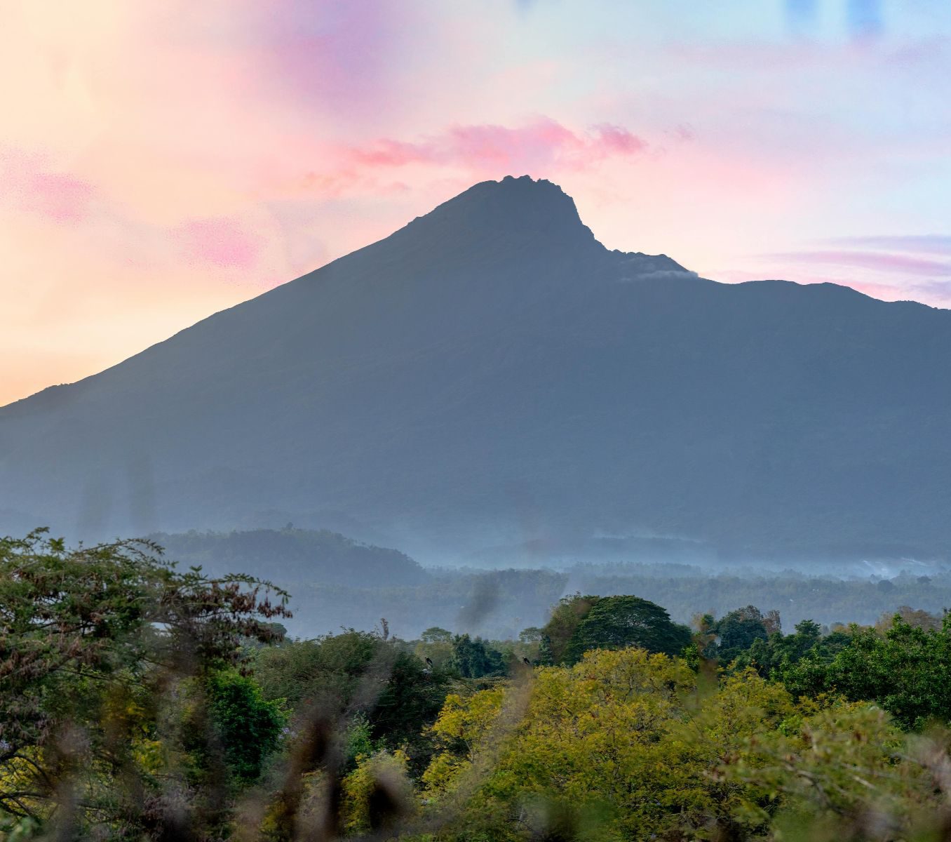 Rondreis Tanzania, Arusha, excursie mountainbiken bij Mt Meru, Mt Meru rond schemering