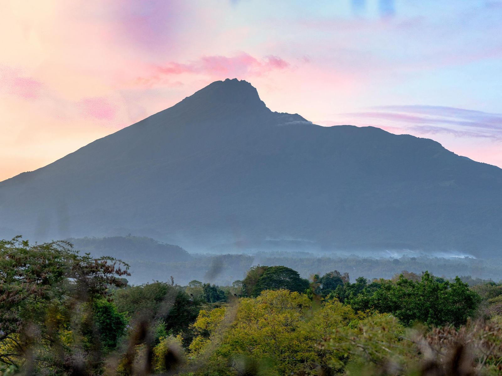 Rondreis Tanzania, Arusha, excursie mountainbiken bij Mt Meru, Mt Meru rond schemering