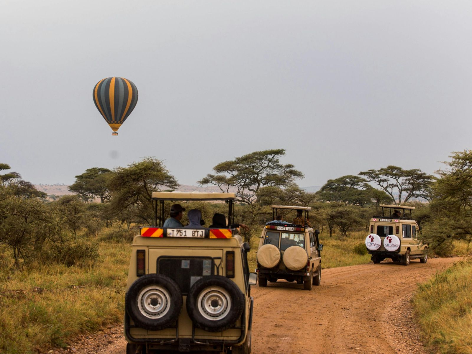 Rondreis Tanzania, Serengeti, excursie ballonvaart over Serengeti, luchtballon boven safaritrucks