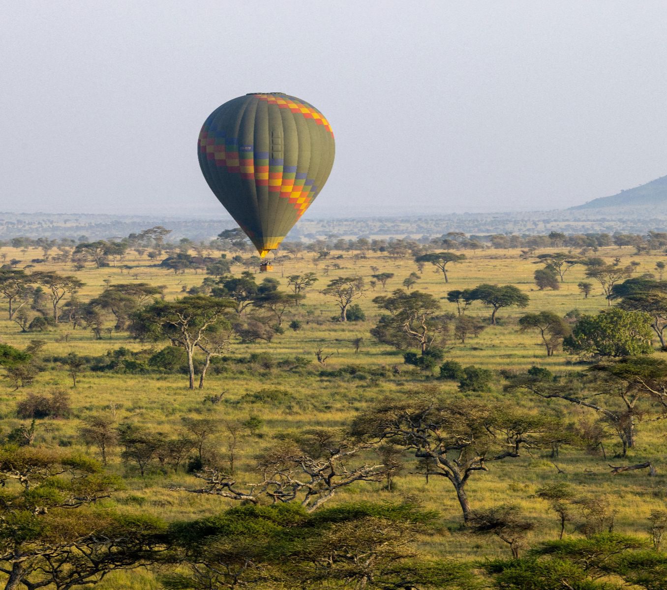 Rondreis Tanzania, Serengeti, excursie ballonvaart over Serengeti, luchtballon boven vlakte